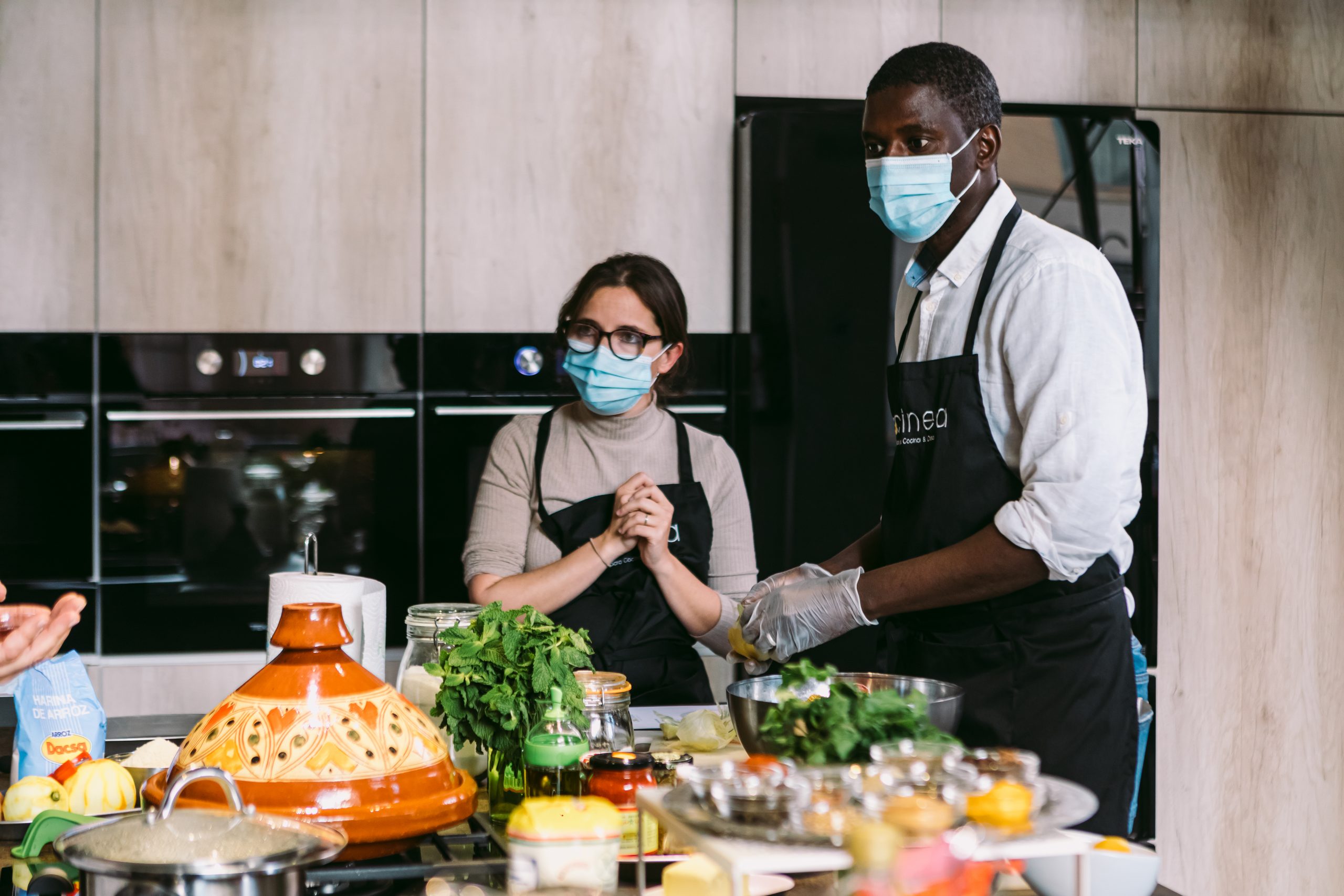 Descubre los beneficios de cocinar en pareja y cómo hacerlo